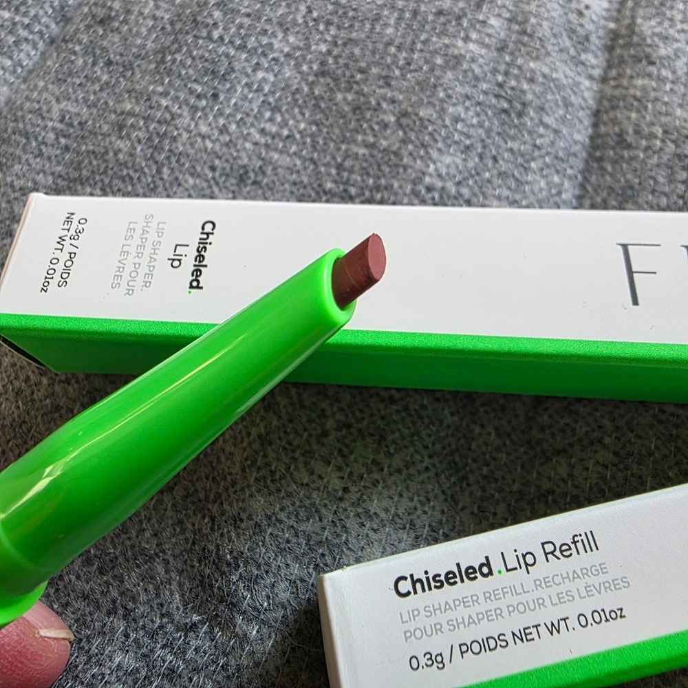 FLYTE 70 Chiseled Lip Shaper Stylus and 1 Refill Shade FAME Brand New - Picture 2 of 5